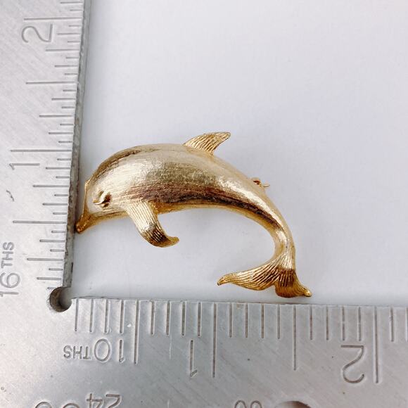 Mid Century Gold Tone Dolphin Brooch Figural Marine Animal Vintage Jewelry - Picture 7 of 7